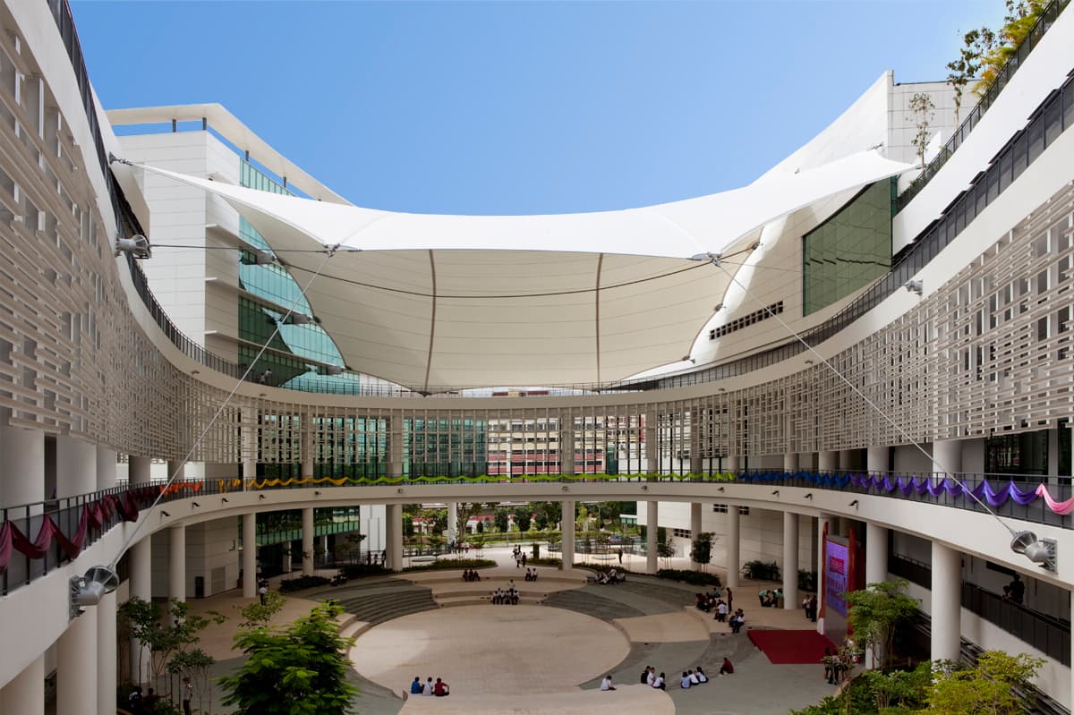 Proyecto de velarias para un espacio comercial moderno.