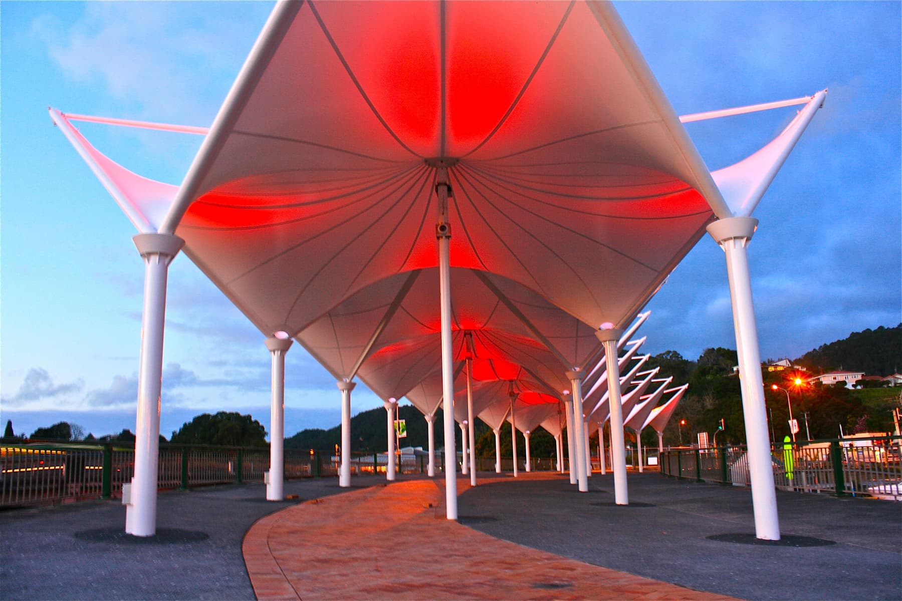 Velarias de forma cónica cubriendo un puente.