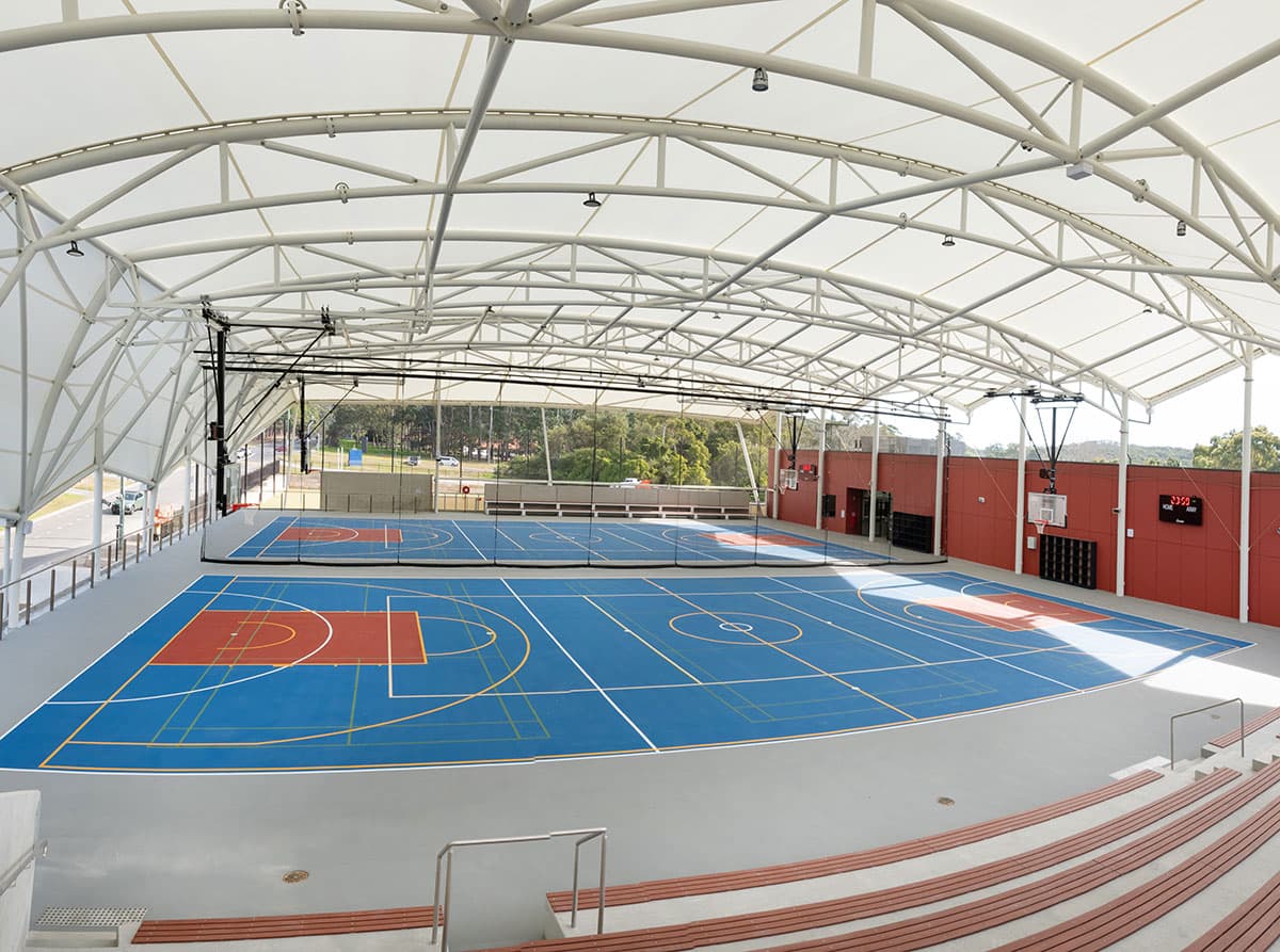 Instalación de tensoestructuras de gran escala.