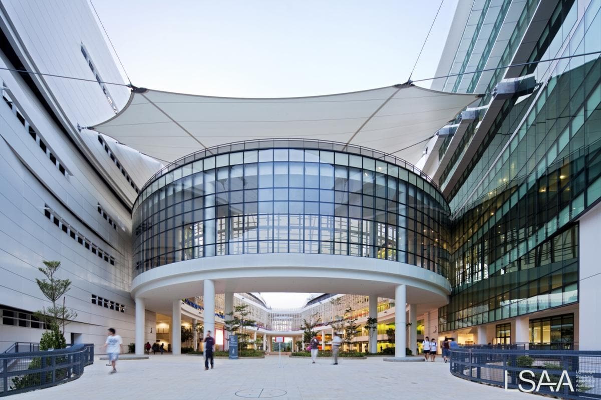 Velarias de diseño para la entrada de un complejo comercial.