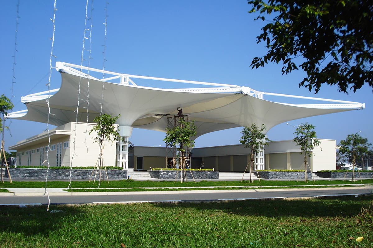 Detalle de una velaria de tipo cónica invertida.