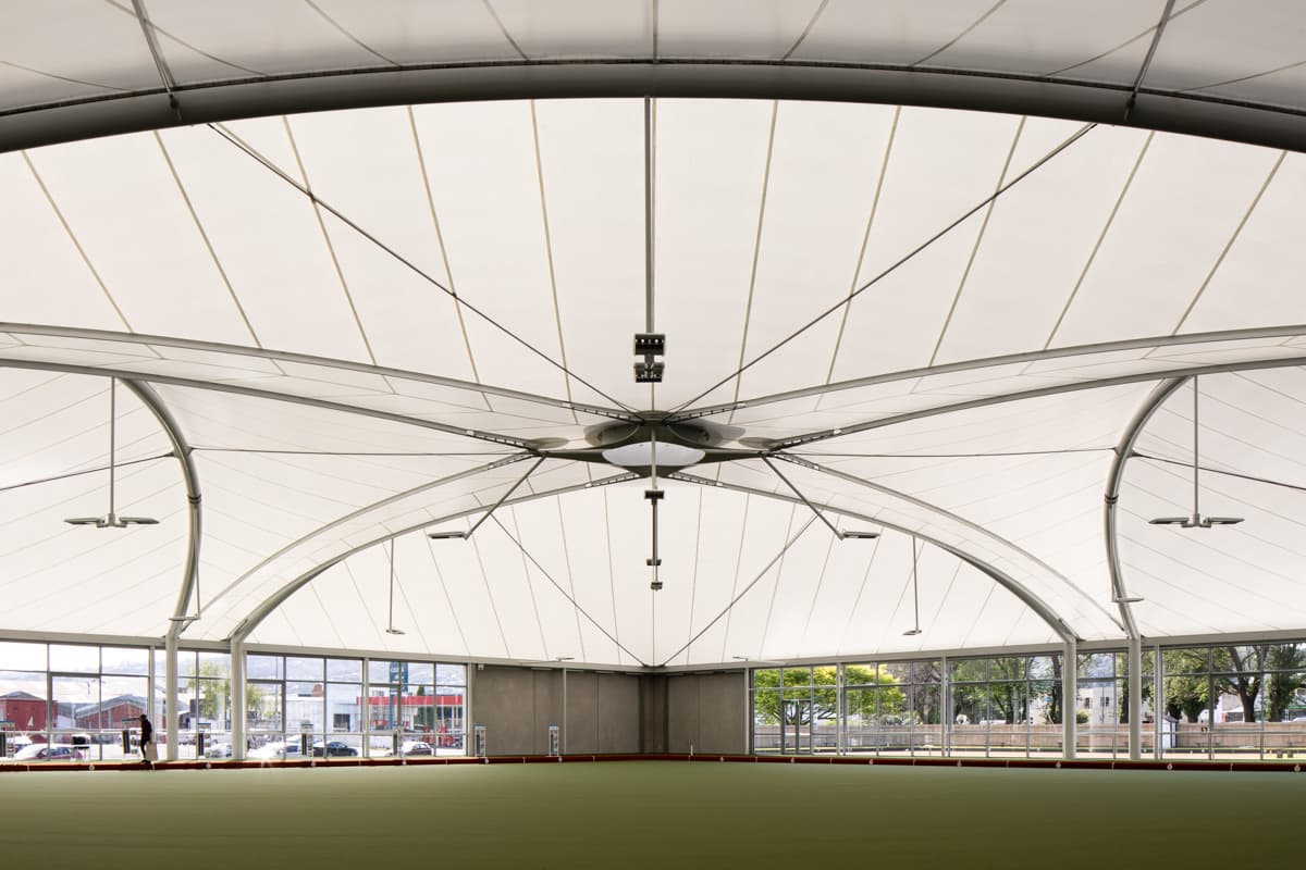 Equipo de expertos de Velarias México planificando un nuevo proyecto de arquitectura textil.