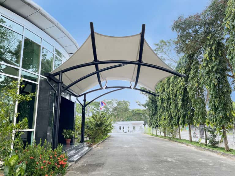 Velaria para terraza de una cafetería.