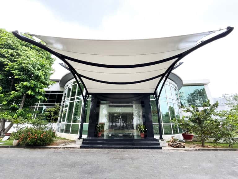 Detalle de la estructura y lona de la velaria, integrándose con el diseño del local.