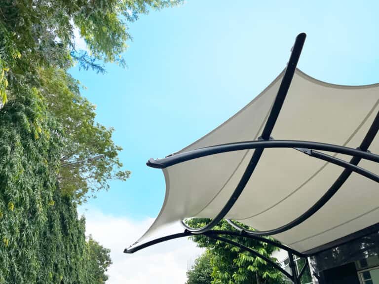 Panorámica de la terraza de la cafetería con su nueva tensoestructura.