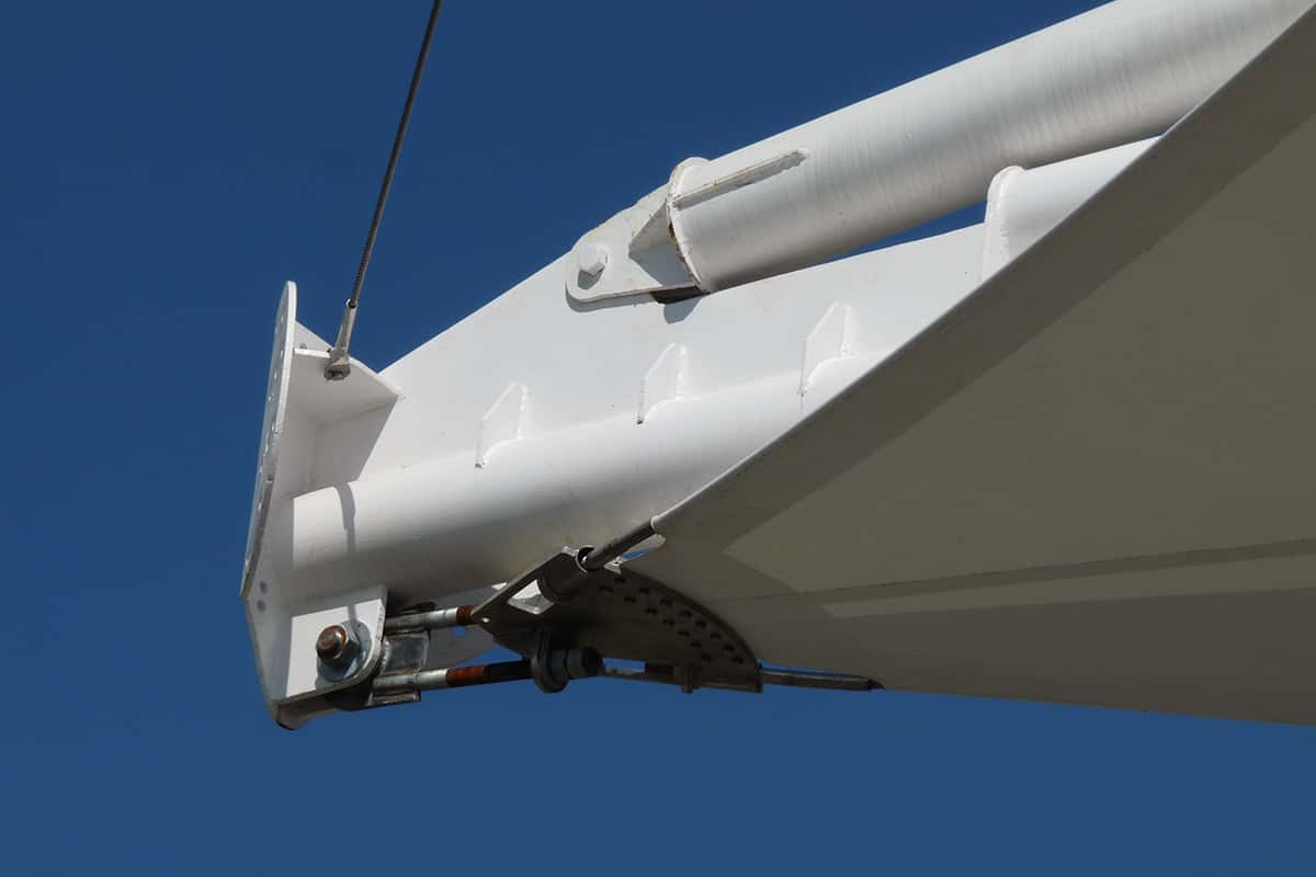 Diseño de velaria a medida para la terraza de una residencia moderna.