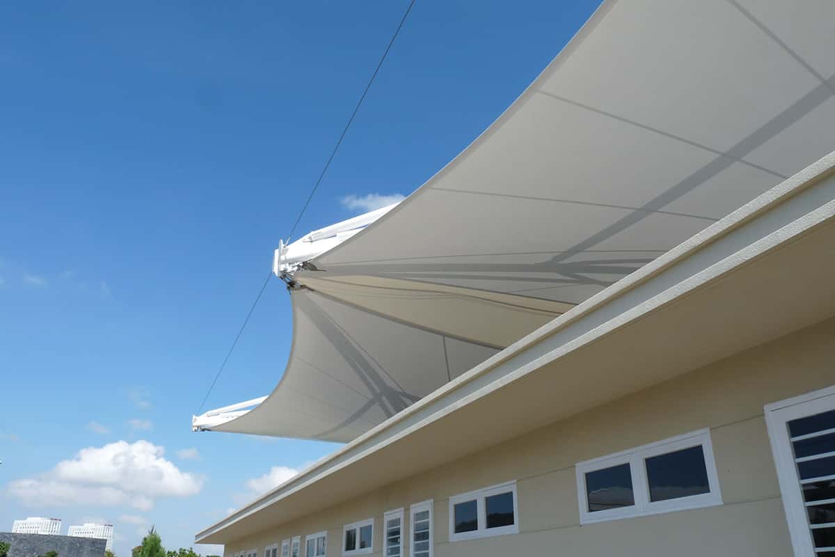 Detalle de la estructura de la cubierta residencial, mostrando su resistencia.