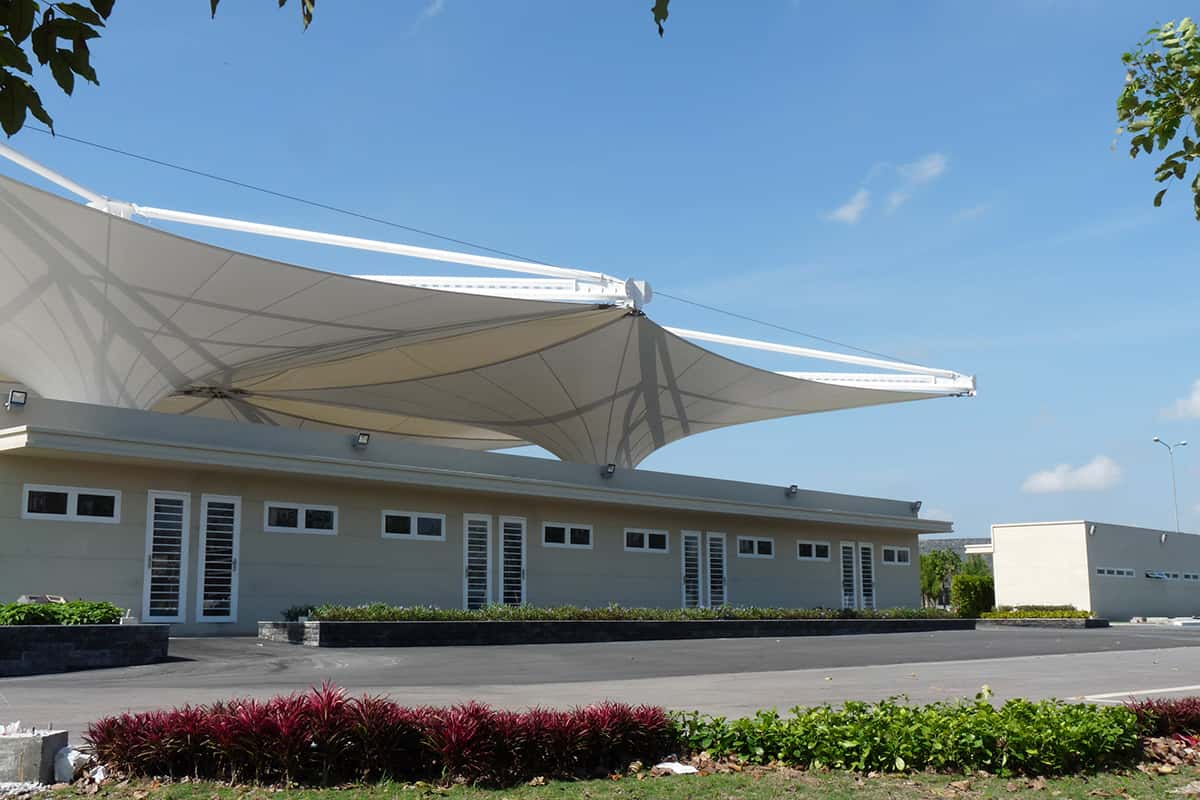 Protección y estilo en el jardín de una casa gracias a la tensoestructura.