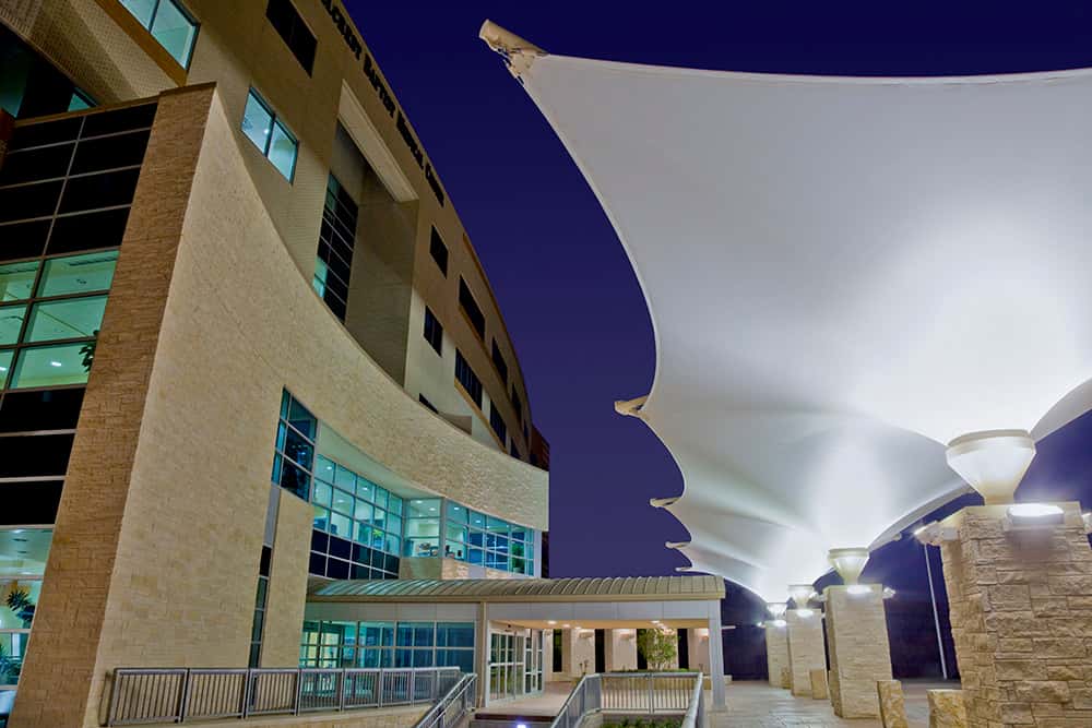 Estructura cónica aportando un elemento arquitectónico único a la fachada del hotel.