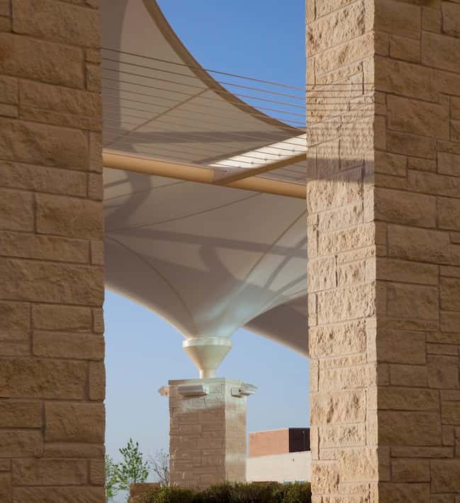 Huéspedes protegidos del sol al llegar al lobby gracias a la cubierta.