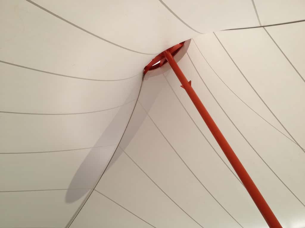 Panorámica de un parque con múltiples velarias creando un pasillo de sombra.