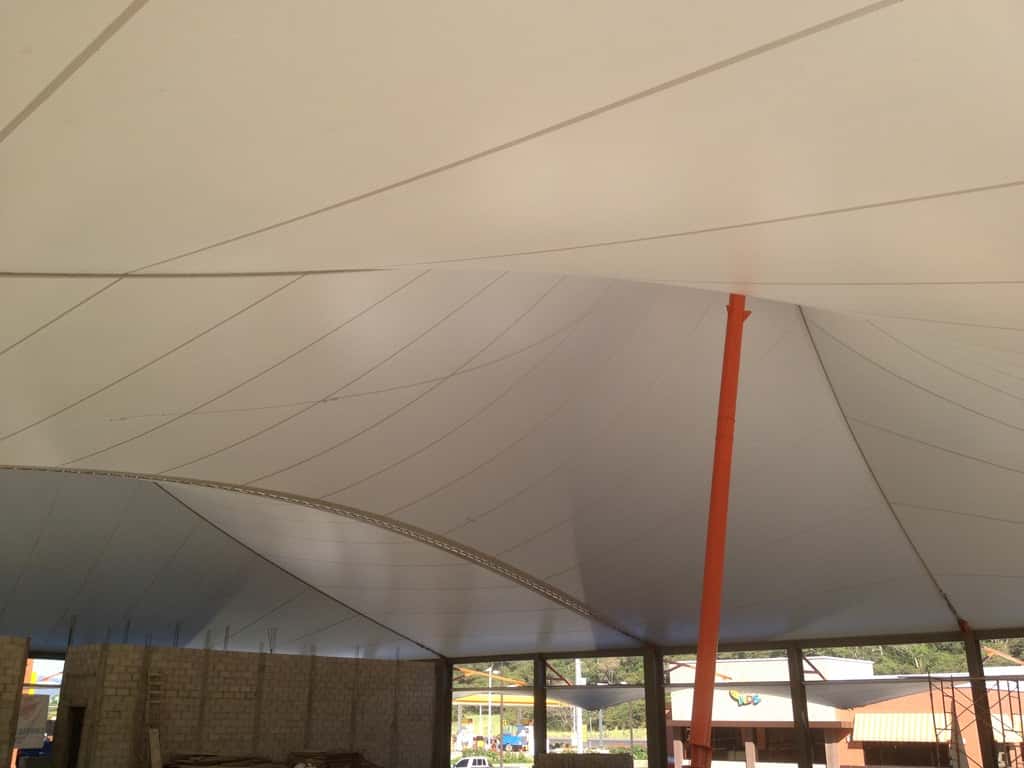 Detalle de los postes y anclajes de una velaria en un espacio público.