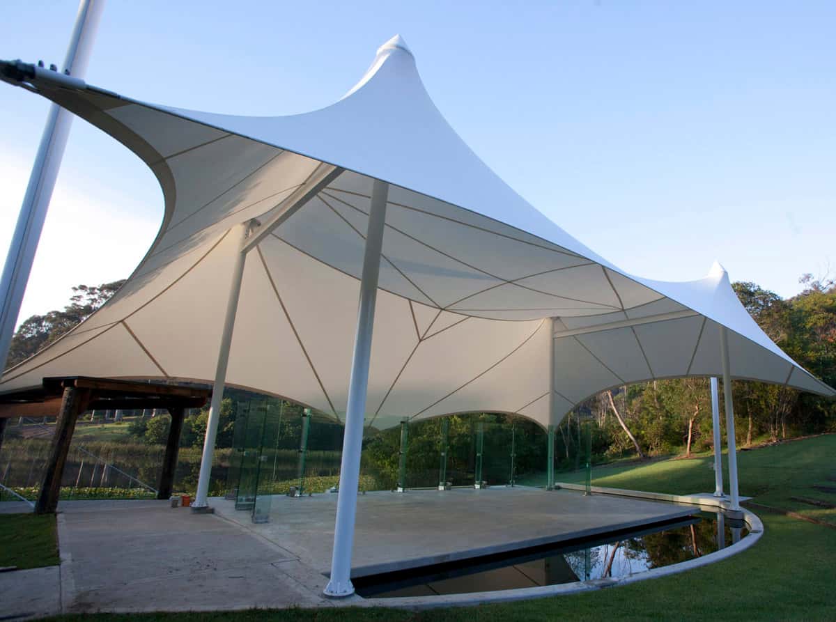 Cubierta para una pequeña cancha o área de ejercicio al aire libre.