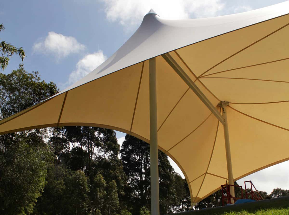 Diseño estético de una tensoestructura integrada en el paisaje de un parque.