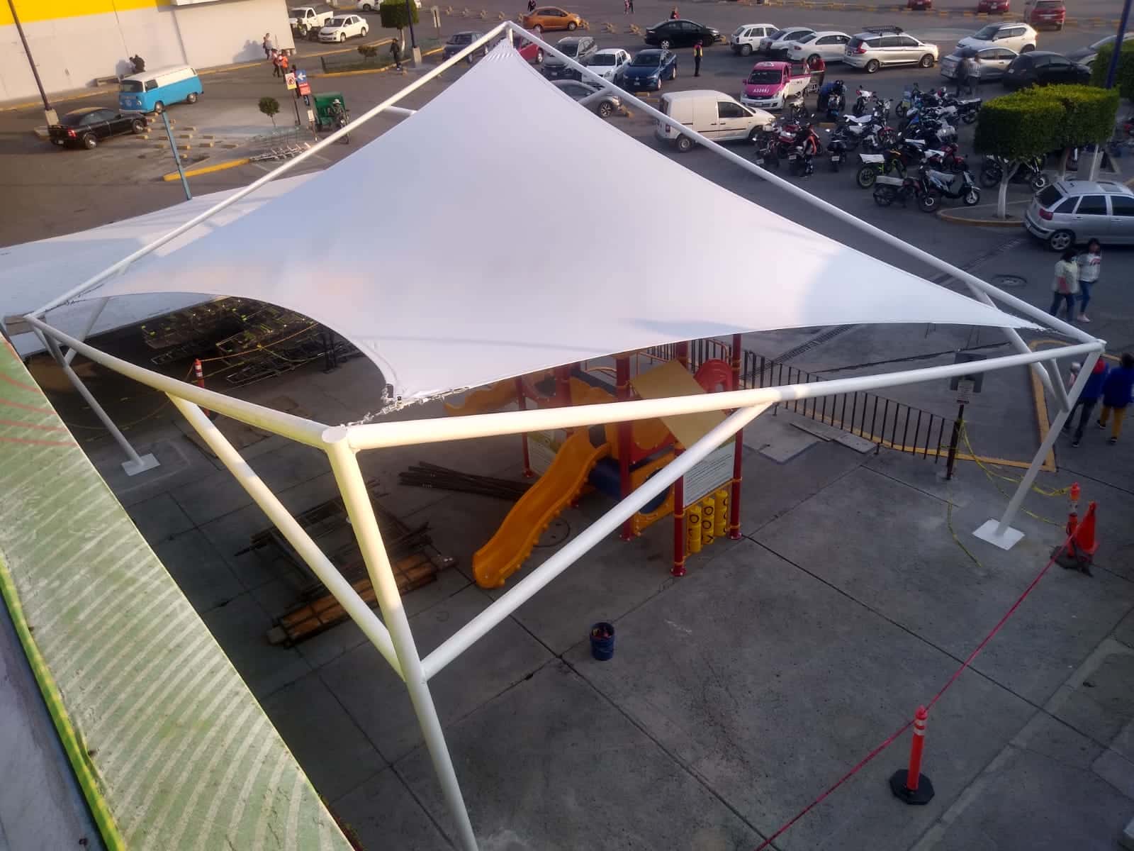 Estructura de la cubierta creando un espacio de sombra seguro para los niños.