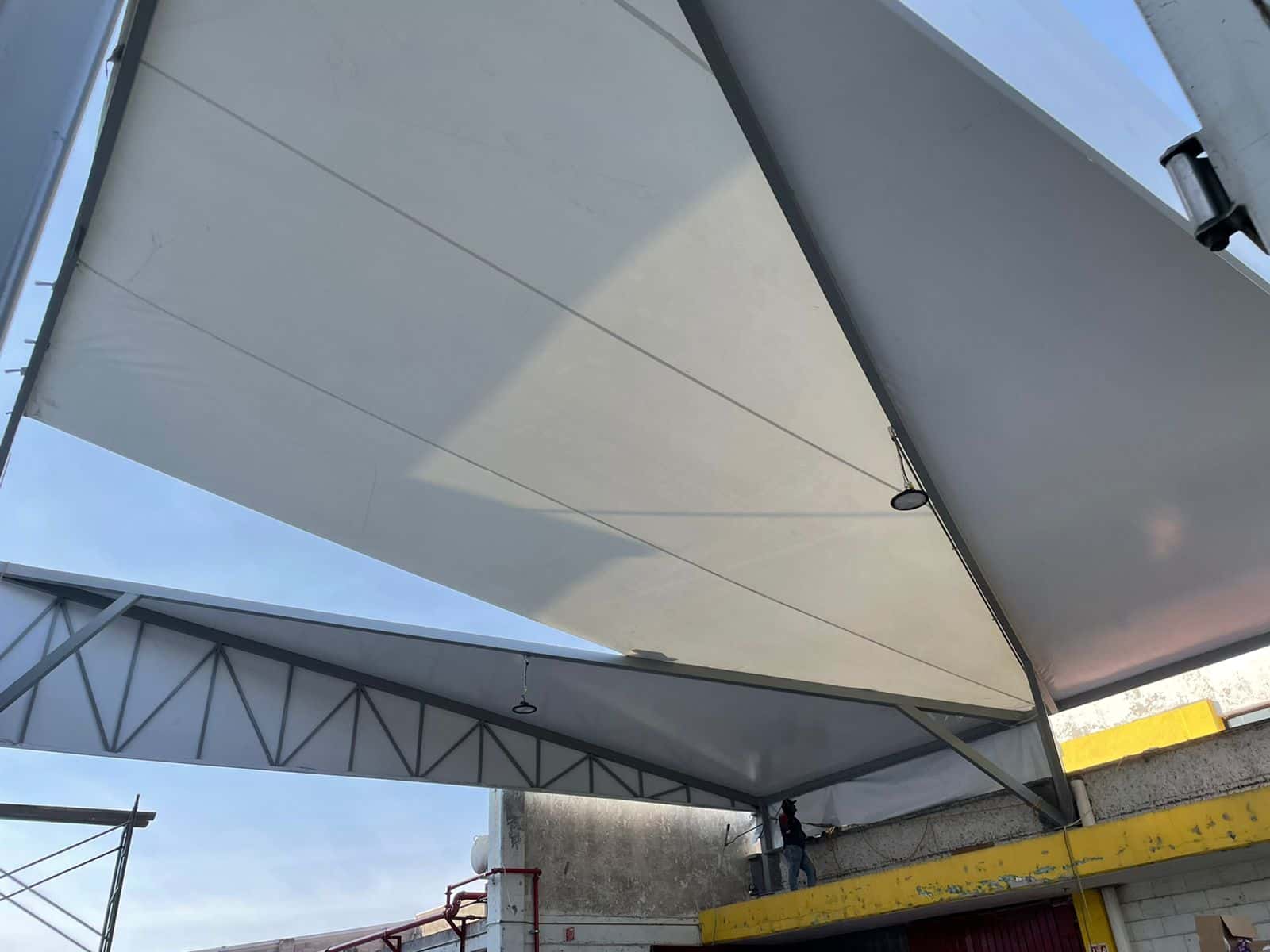 Vista lateral del toldo extendido, proporcionando amplia sombra.