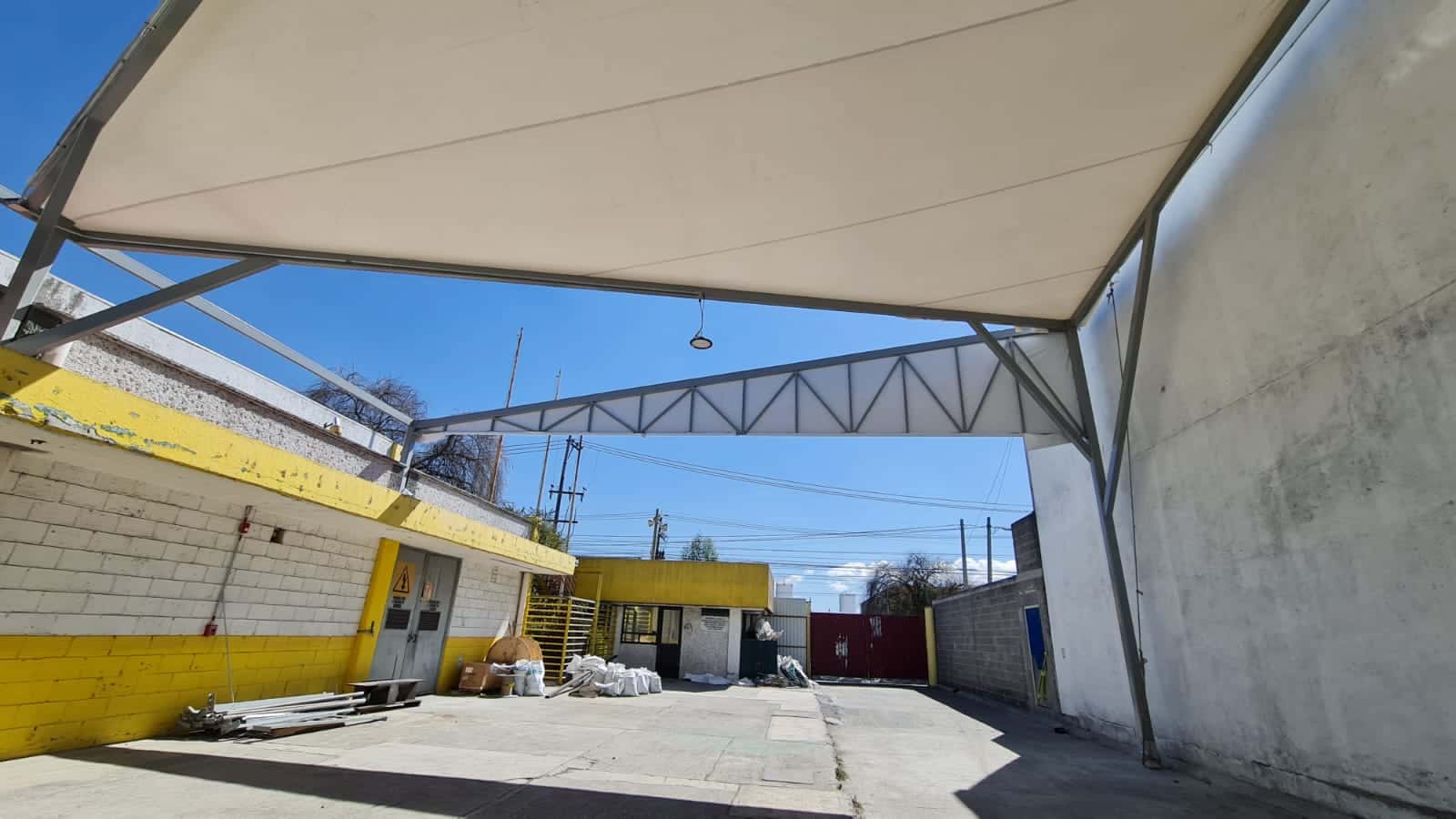 Toldos a medida para una serie de locales en una plaza comercial en Toluca.