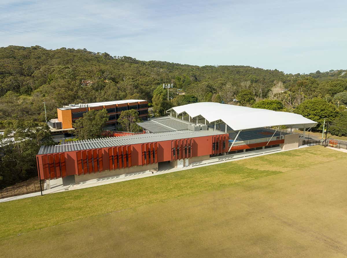 Juego de luces y sombras bajo la lona arquitectónica de la cancha.