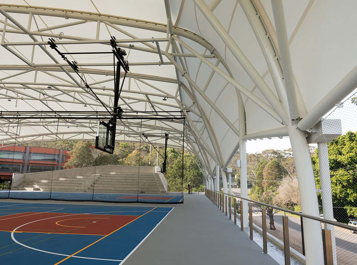 Techado completo de polideportivo con velaria de alta resistencia.