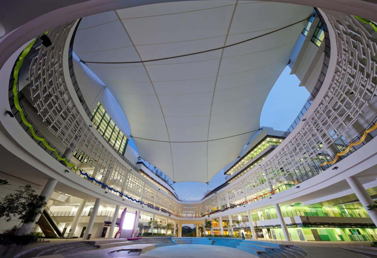 Velarias en el patio central de un centro comercial.