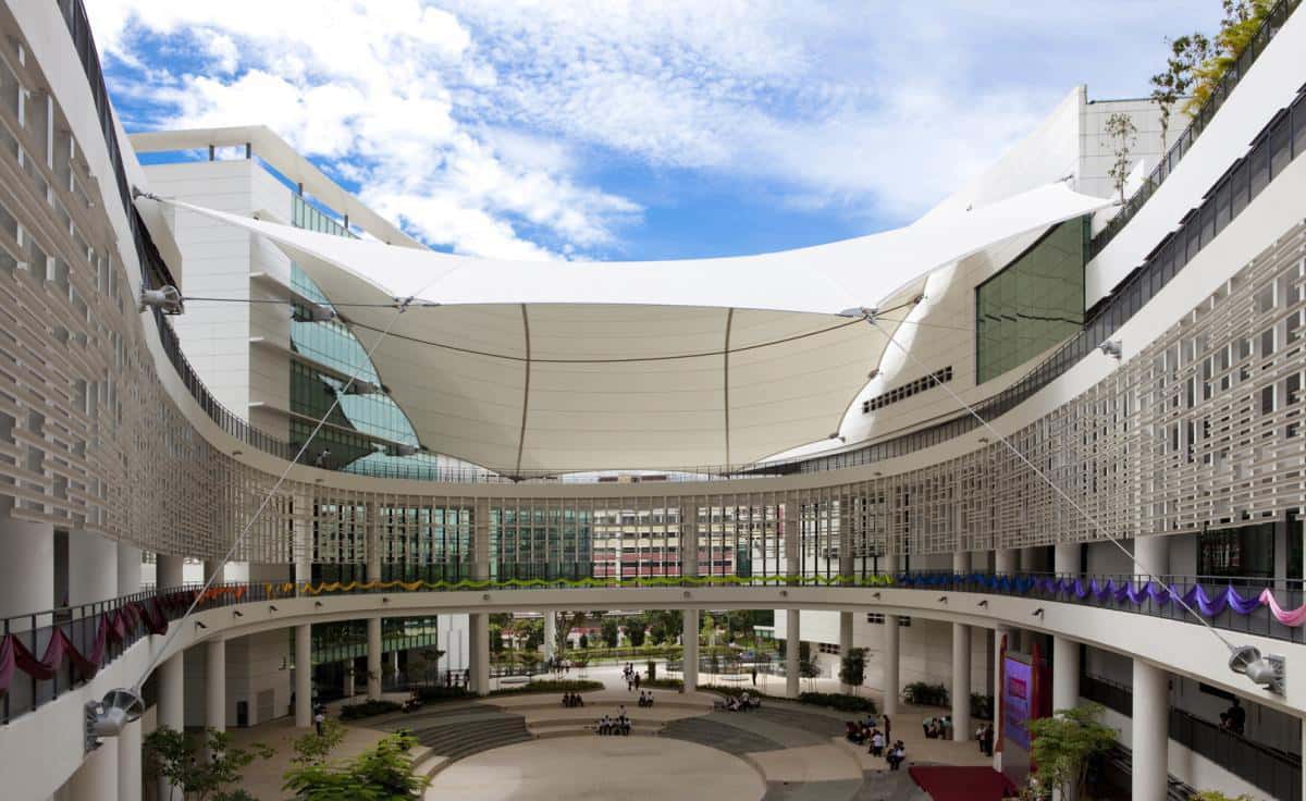 Cubierta textil protegiendo el food court de una plaza comercial.