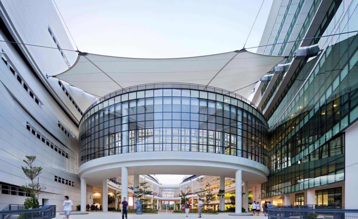 Diseño de tensoestructura moderna en el acceso de un centro comercial.