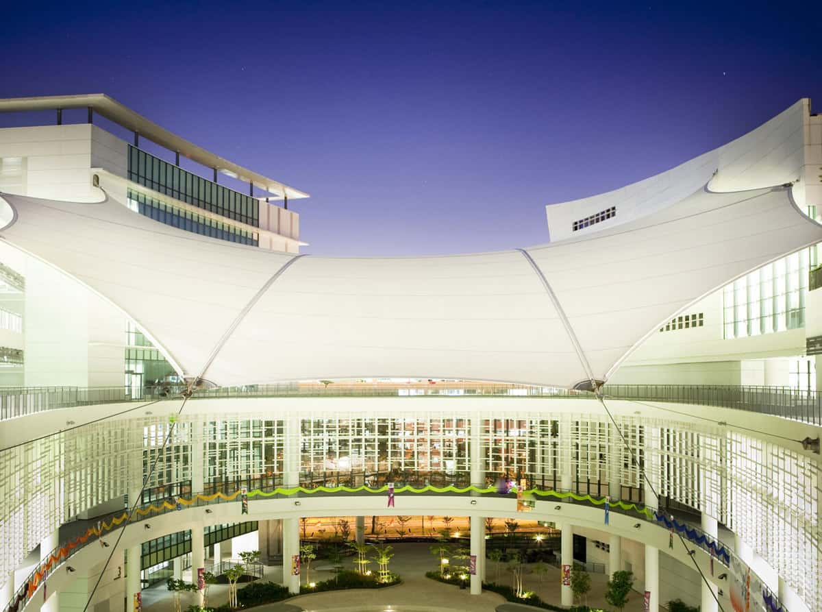 Área de descanso para visitantes bajo la protección de una velaria.