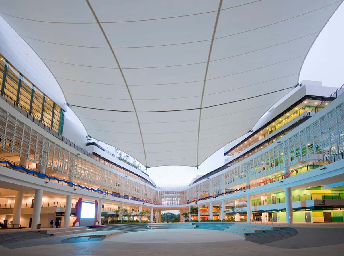 Panorámica del patio de comidas techado con arquitectura textil.
