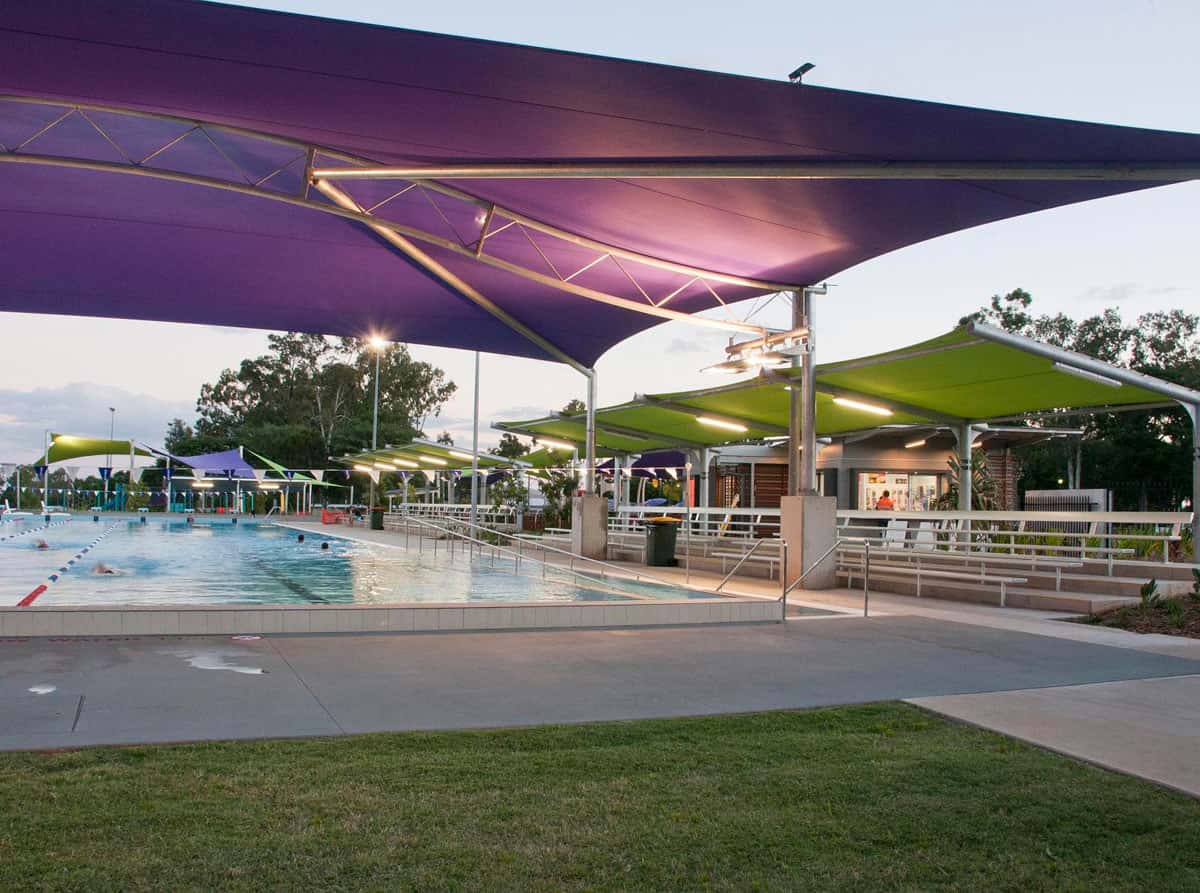 Detalle de los anclajes y la lona de alta resistencia de una velaria para club.