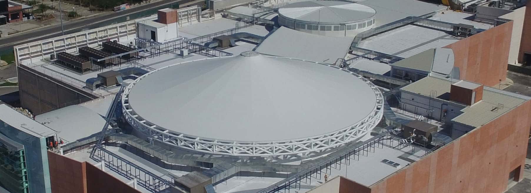 Diseño de velaria cónica de gran tamaño.