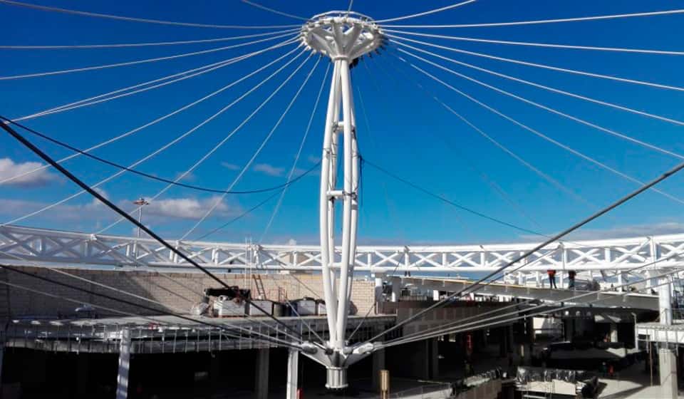 Detalle del anclaje de la velaria cónica en el patio de una fábrica.