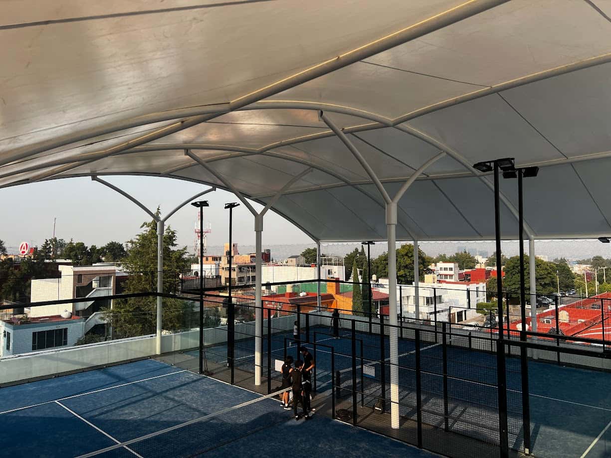 Cubierta textil para canchas de padel profesionales.