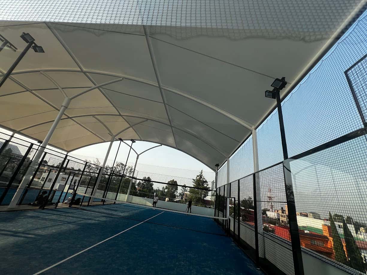 Canchas de pádel techadas, protegidas del sol y la lluvia.