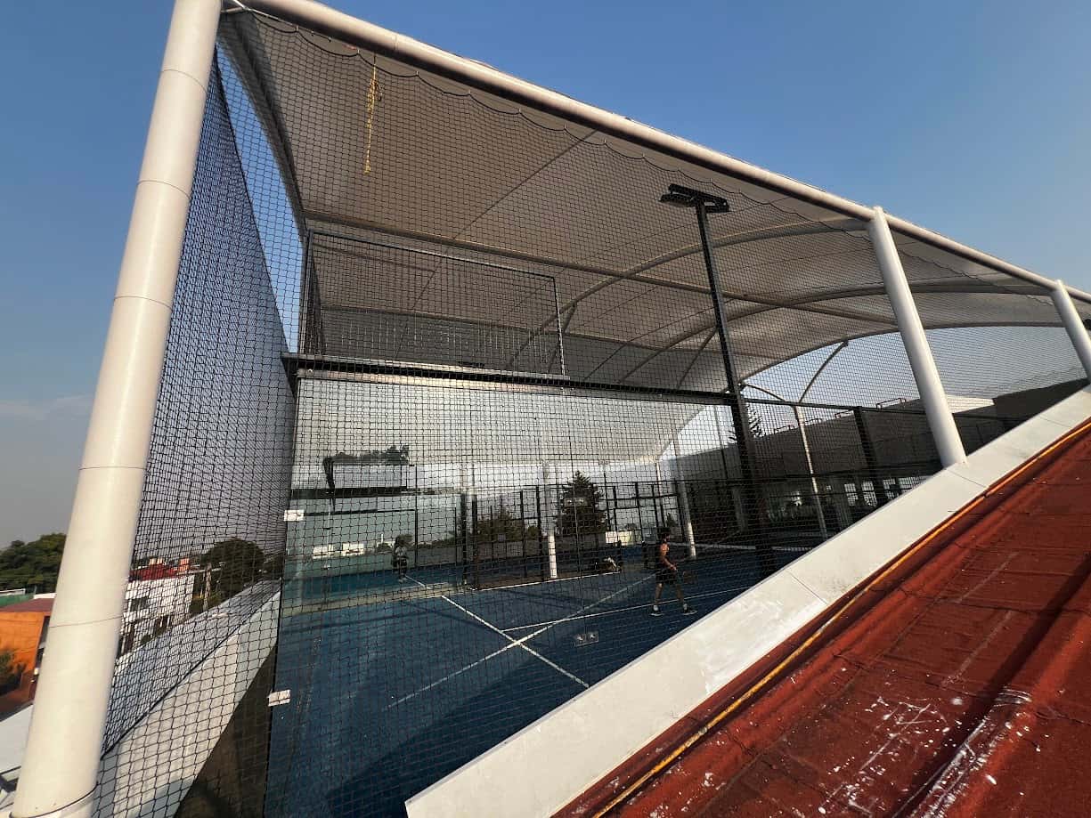 Detalle de la estructura metálica y lona de la velaria para pádel.