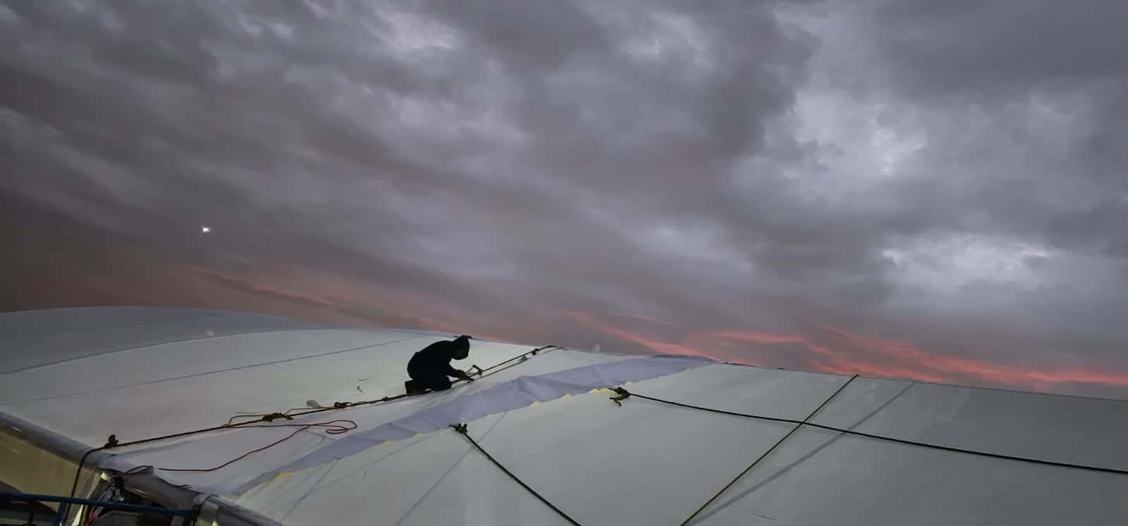 Vista panorámica de múltiples canchas de pádel cubiertas.
