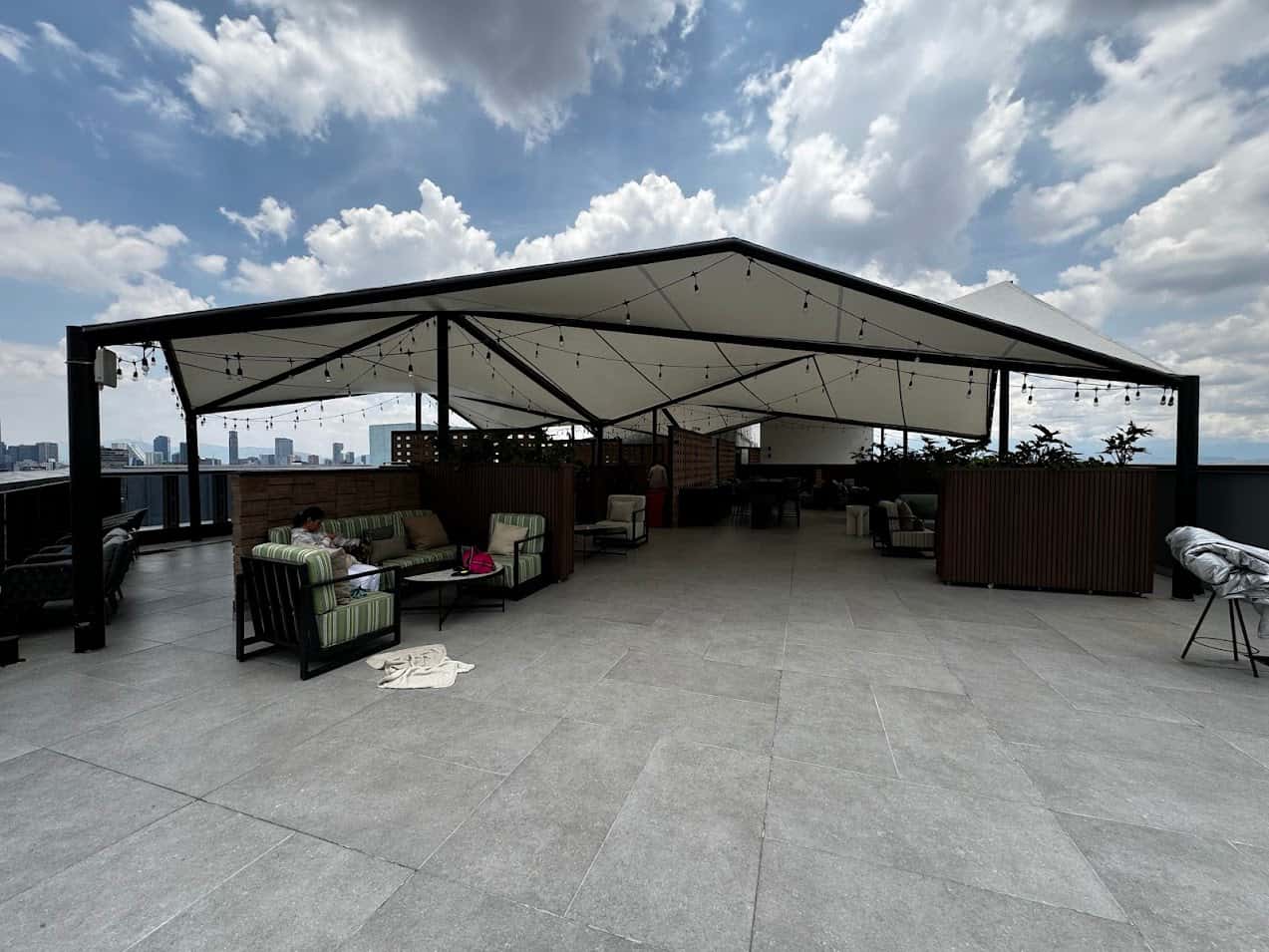 Detalle de la estructura y lona de la cubierta para terraza.