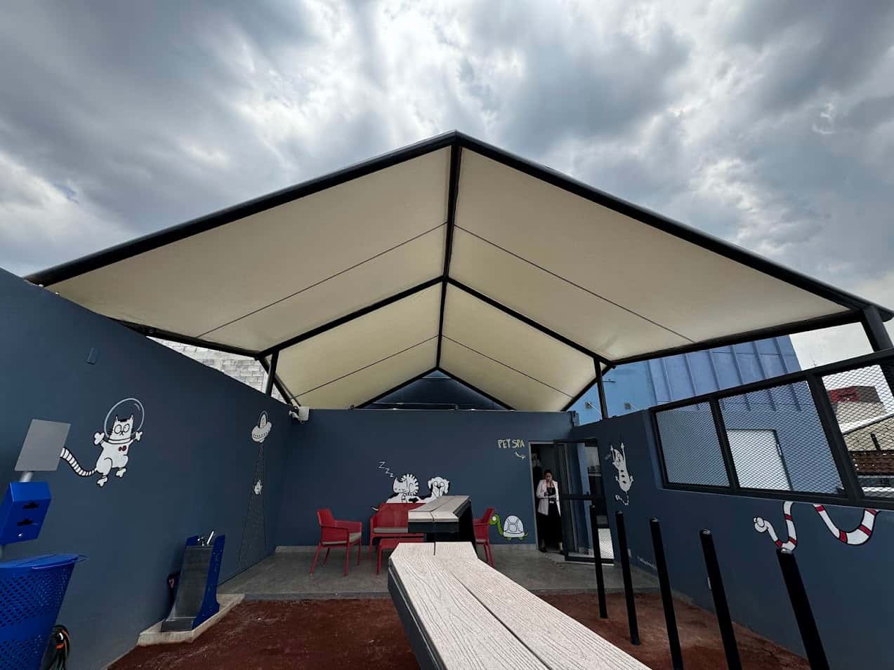 Protección solar efectiva en un espacio de terraza al aire libre.