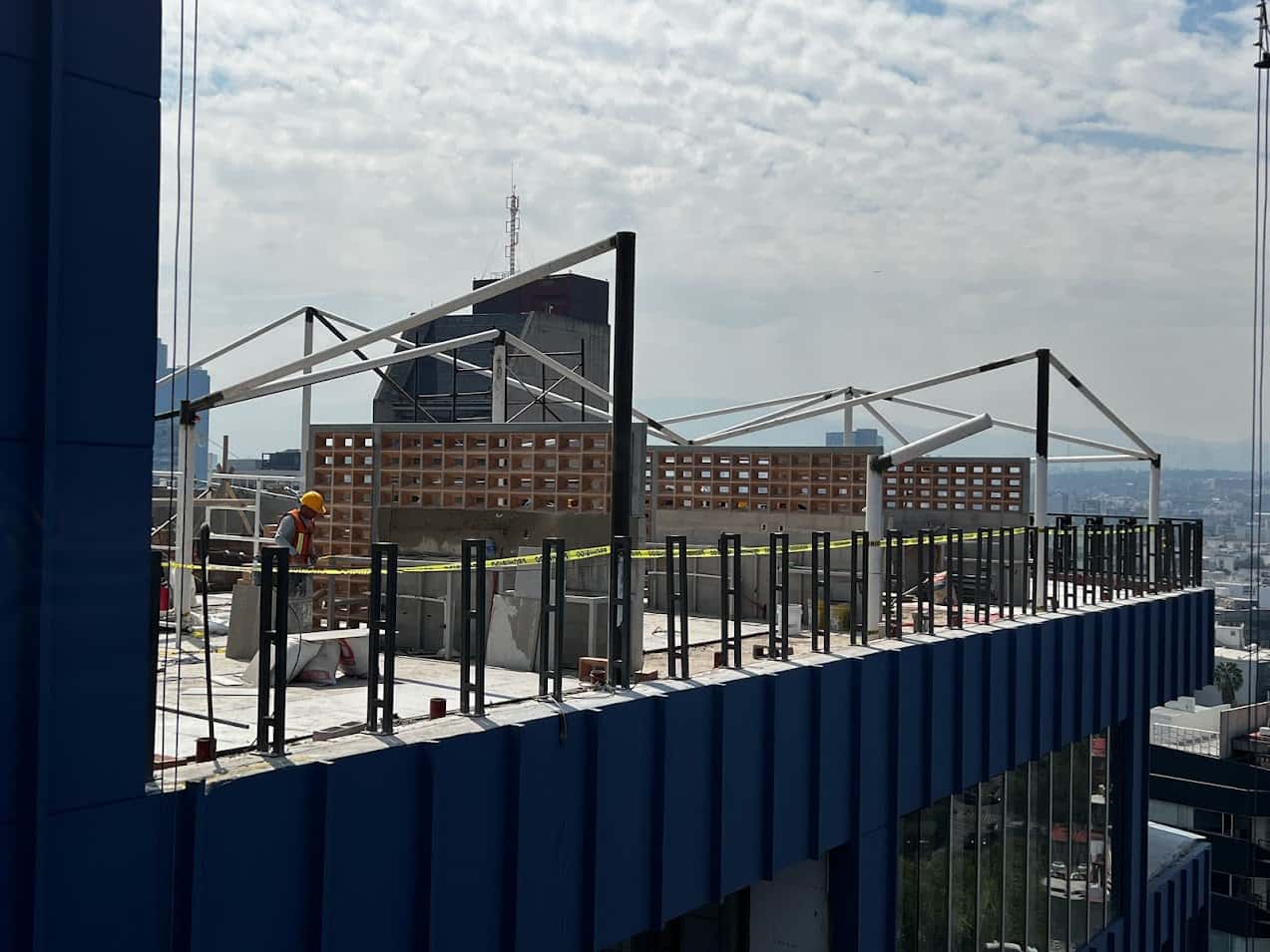 Anclajes y postes de la velaria en la azotea de un edificio.
