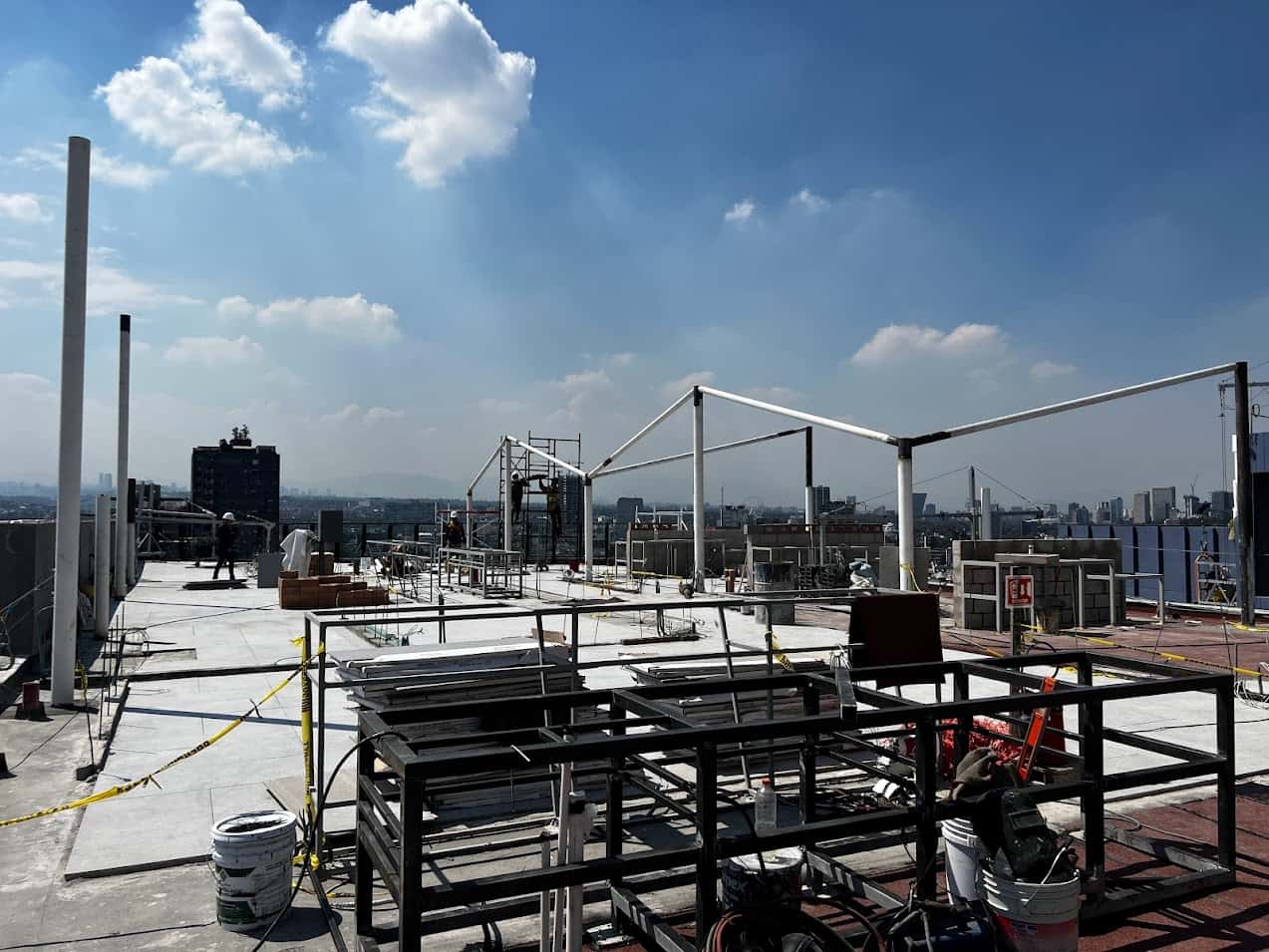 Vista nocturna de la terraza en Insurgentes con velaria iluminada.