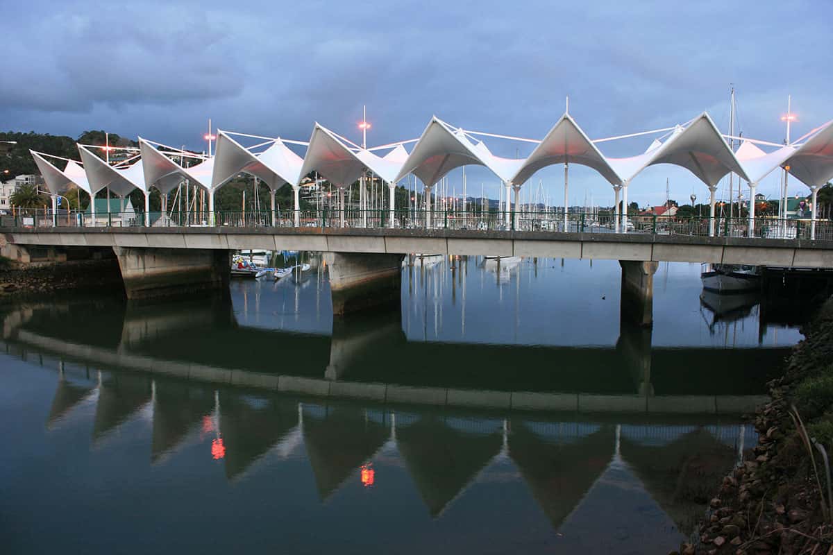 Estructura de soporte y anclajes de las cubiertas en la pasarela del puente.