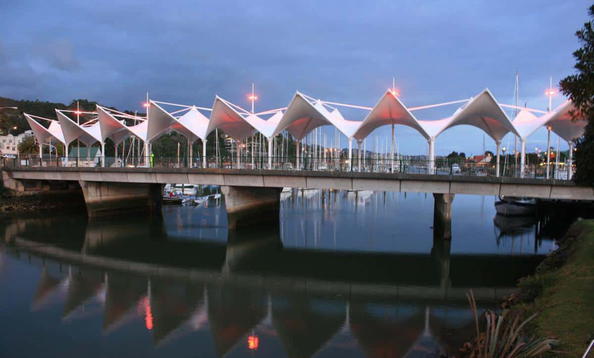 Juego de luces y sombras creado por las velarias sobre el paso peatonal.