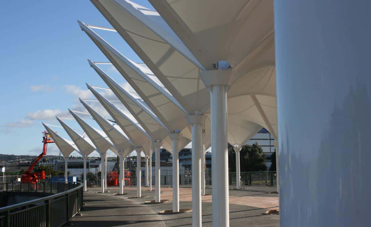 Diseño moderno de la cubierta textil para un puente en la ciudad.