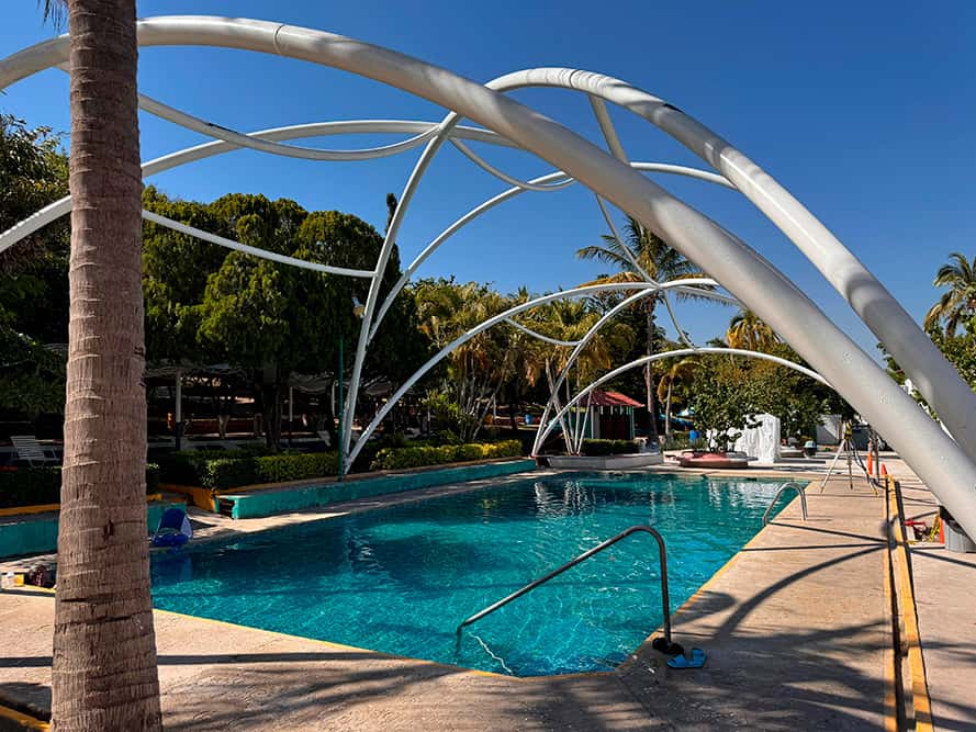 Diseño de velaria moderna para el área de una piscina en un club de Puebla.