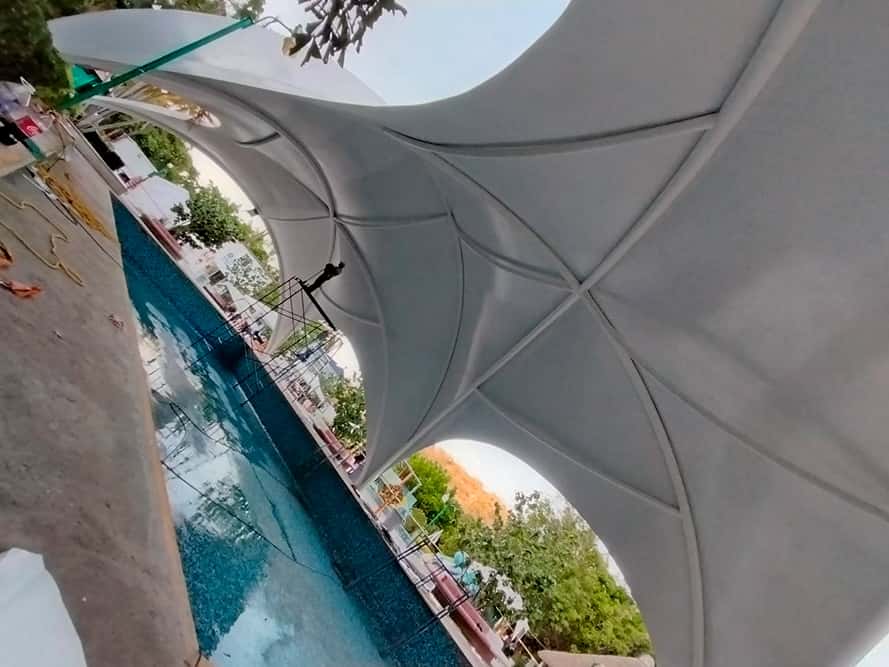 Detalle de la estructura y anclajes de la cubierta para alberca.