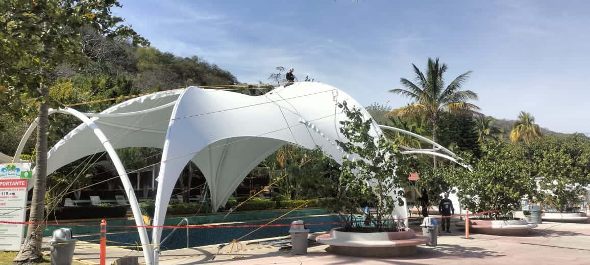 Lona de alta resistencia utilizada en el techado de la alberca en Puebla.