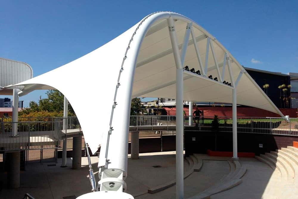 Techado de auditorio al aire libre con tensoestructura.