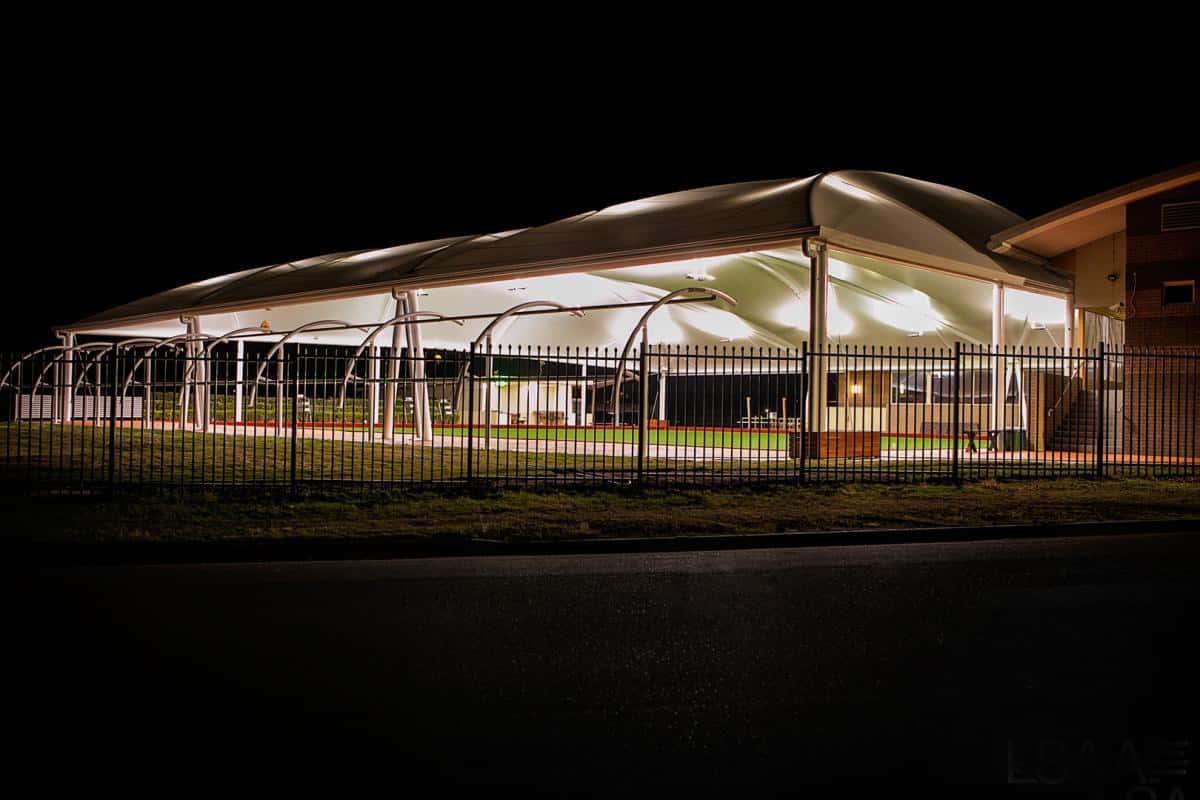 Estructura de soporte de la velaria para el campo de entrenamiento de cricket.