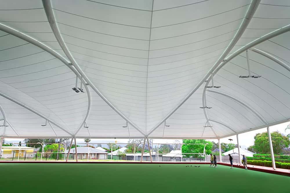 Detalle de la lona de alta resistencia utilizada para proteger el pitch de cricket.