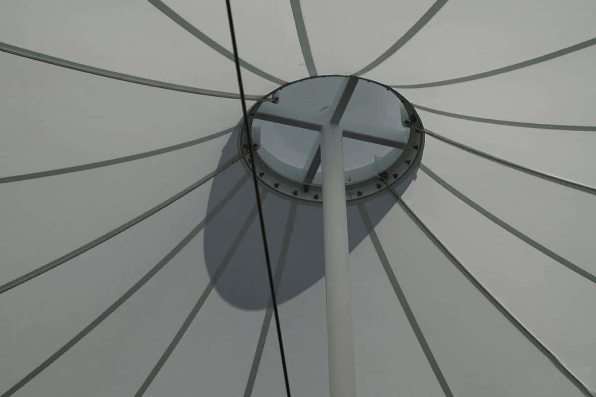 Estructura de soporte y membrana de una cubierta cónica de gran tamaño.