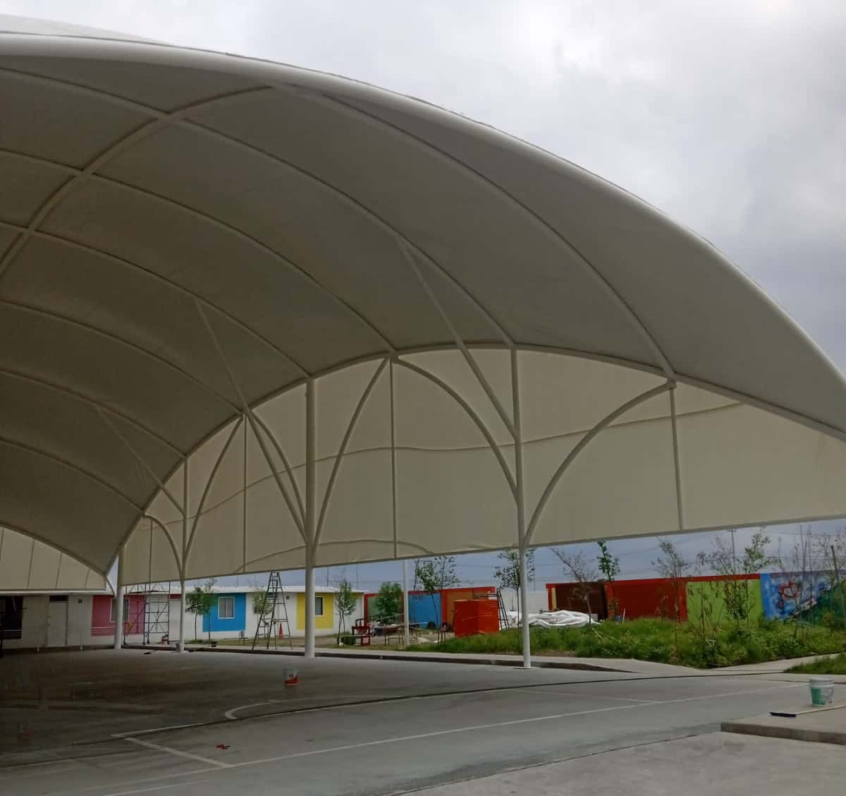 Estructura y anclajes de la mallasombra en el área de juegos de la escuela.